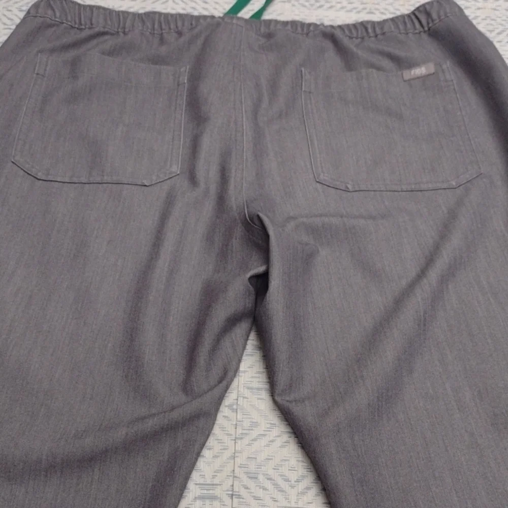 Figs Men's Scrub Pants in Gray